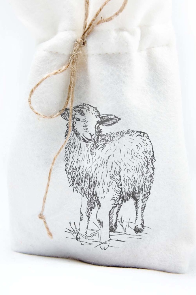 мешок из фетра с рисунком "овечки", сувенир из войлока к году овцы