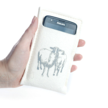 чехол для смартфона с рисунком "овечки", сувенир из войлока к году овцы