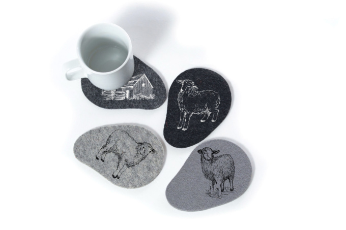 подставки для чашек с рисунком "овечки", сувенир из войлока к году овцы