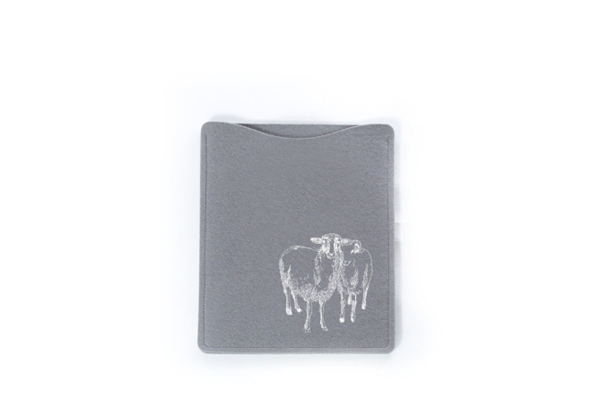 чехол для планшета с рисунком "овечки", сувенир из войлока к году овцы