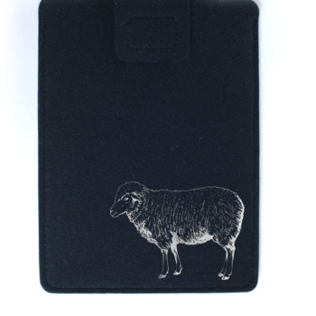чехол для планшета с рисунком "овечки", сувенир из войлока к году овцы
