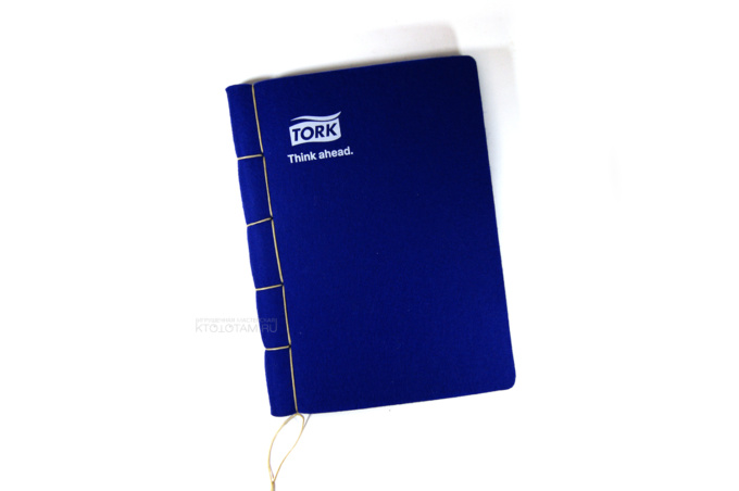 синяя обложка из войлока с ручной прошивкой и крафтовым блоком из дизайнерской бумаги и логотипом на заказ