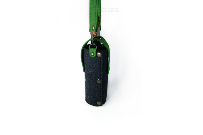 сумка из фетра для виной бутылки с фигурным клапаном и логотипом