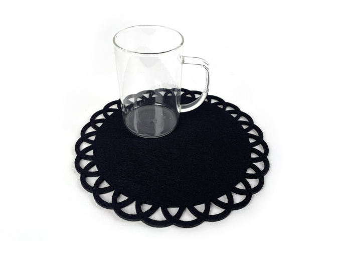 Черная подставки для чашек и тарелок "Кружево" из фетра