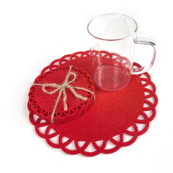 Красная подставка для чашек и тарелок "Кружево" из фетра