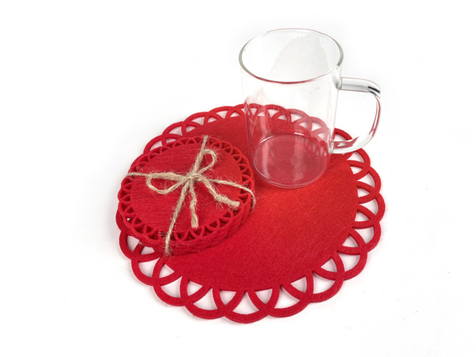 Красная подставка для чашек и тарелок "Кружево" из фетра