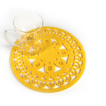 Желтая подставка для чашек и тарелок "Цветы" из фетра