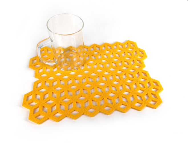 Желтая подставка для тарелок и чашек "Кубический орнамент", подставка для горячего из фетра на заказ